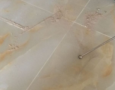 尉犁瓷砖空鼓维修公司分享粘合剂选择不当在瓷砖铺贴过程中可能导致以下问题
