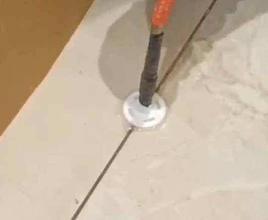 尉犁瓷砖空鼓维修公司专业解答瓷砖在铺贴过程中，如果没有涂抹均匀到位的粘结材料（如水泥砂浆或瓷砖胶），可能会导致以下问题