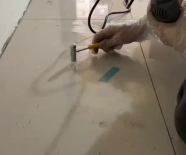 尉犁瓷砖开裂维修公司专业分享瓷砖在铺贴前如果没有沥干水分，将会导致以下问题